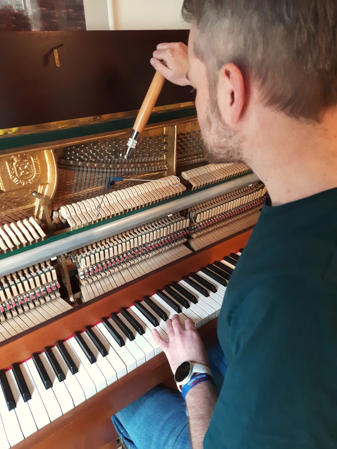 Alexander Schenk beim Stimmen eines Klaviers